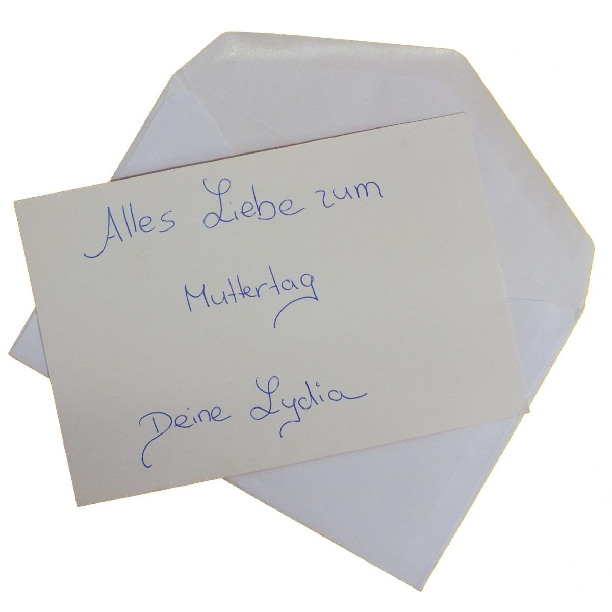 Bílá růže s dlouhým stonkem (cca 50 cm) v červeném srdci