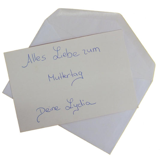 Bílá růže s dlouhým stonkem (cca 50 cm) v červeném srdci